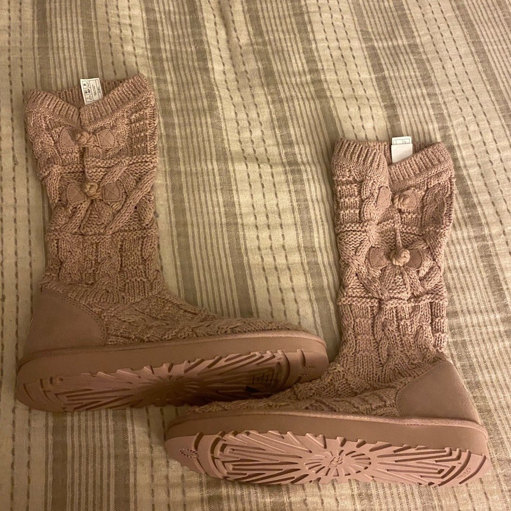 NWOT Pink knitted Ugg boots